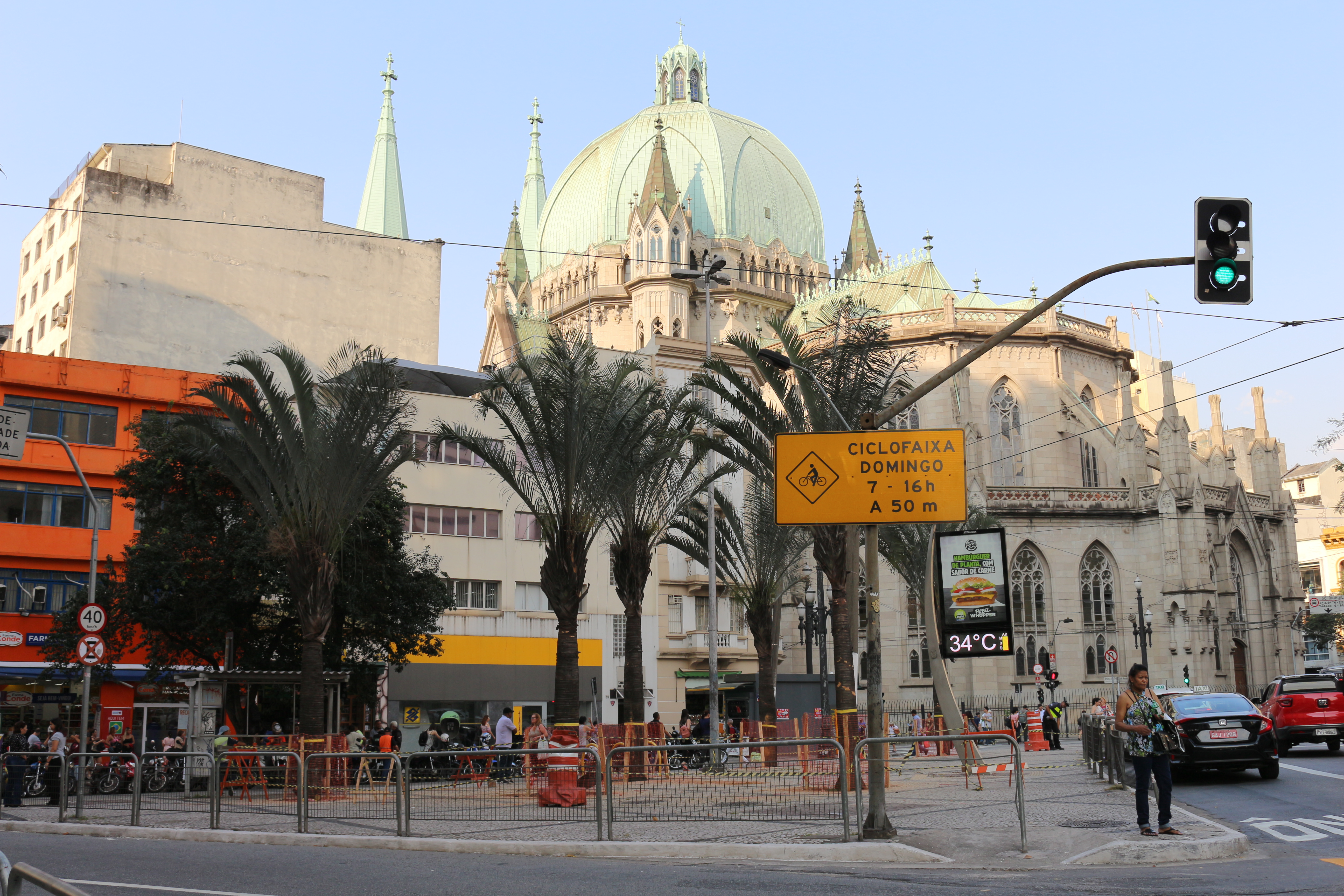 Praça João Mendes com as novas palmeiras. Observa-se a Catedral da Sé ao fundo. 