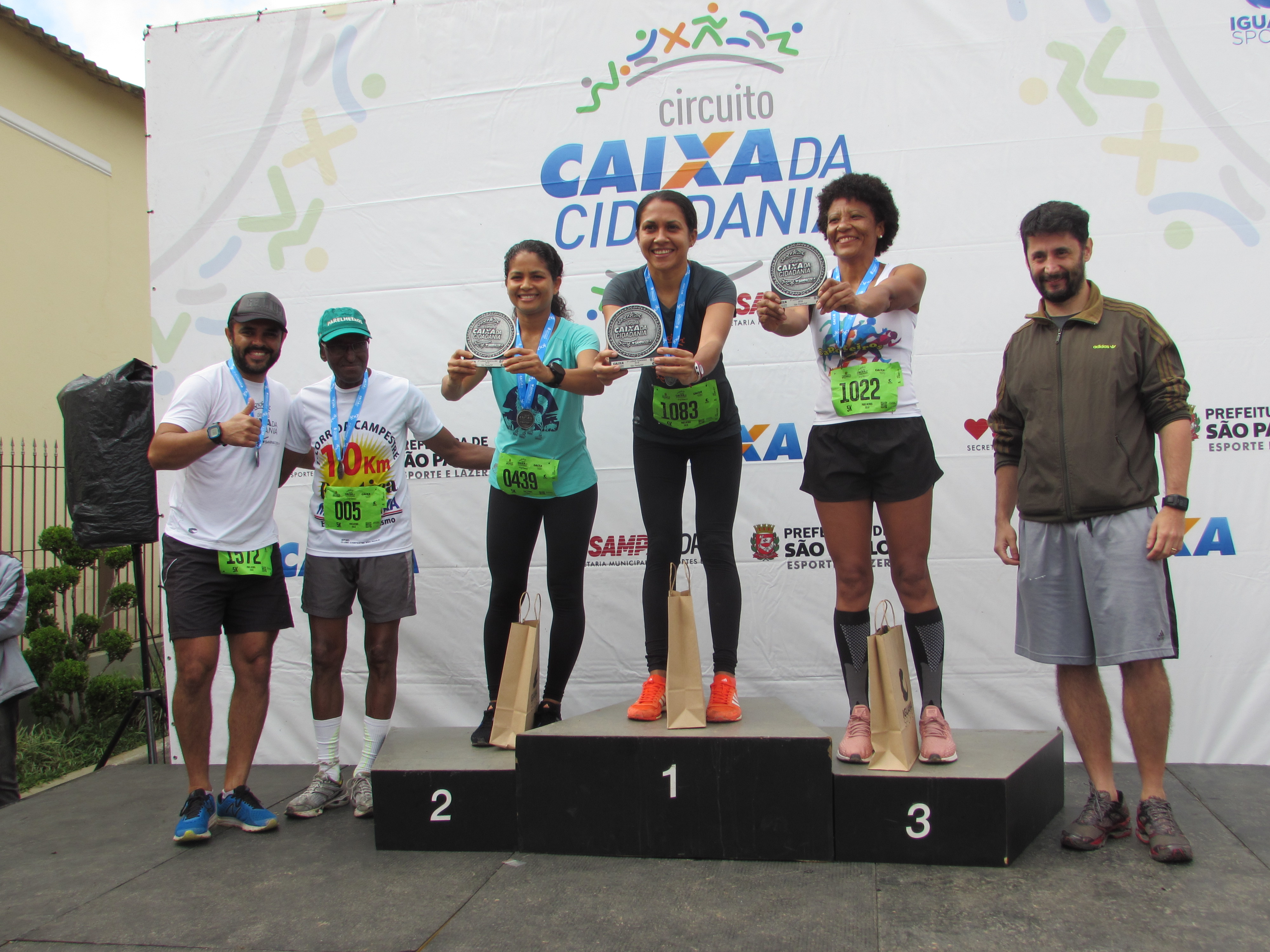 Podium feminino com as três vencedoras e ao lado o Subprefeito Adailson de Oliveira