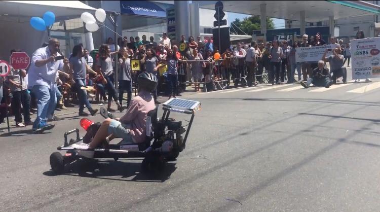 A imagem mostra o carro movido à energia solar por um aluno da escola Deputado Manoel de Nóbrega