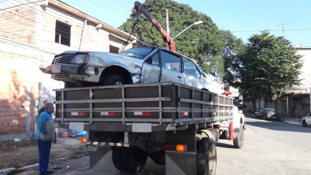 A foto mostra o carro abandonado sendo removido 