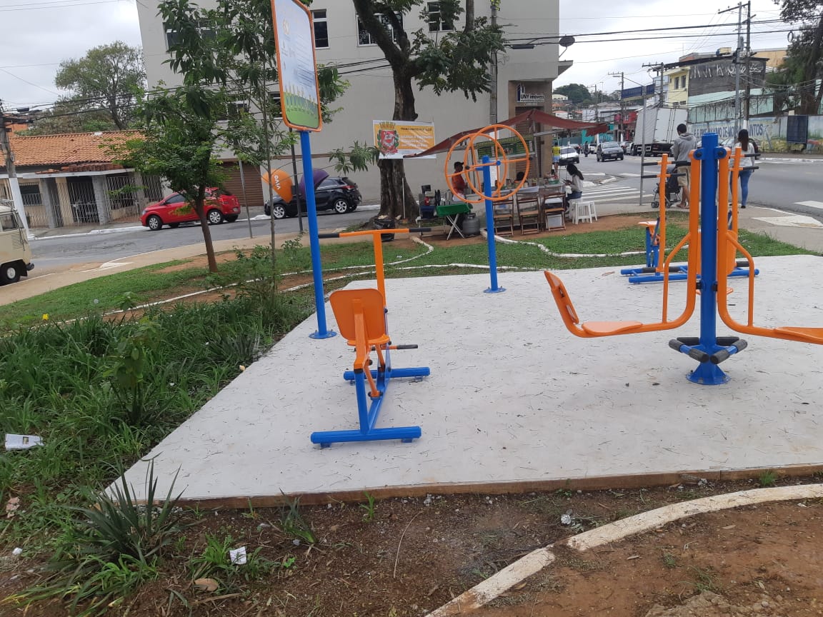 Nesta outra foto feita também em plano aberto agora a Praça José Cardoso de Moura na Vila Jacuí aparece com diversos aparelhos de ginastica instaladas para os munícipes 