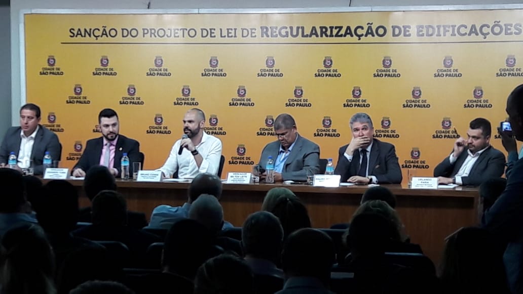 na foto o prefeito bruno covas discusando na coletiva de imprensa 