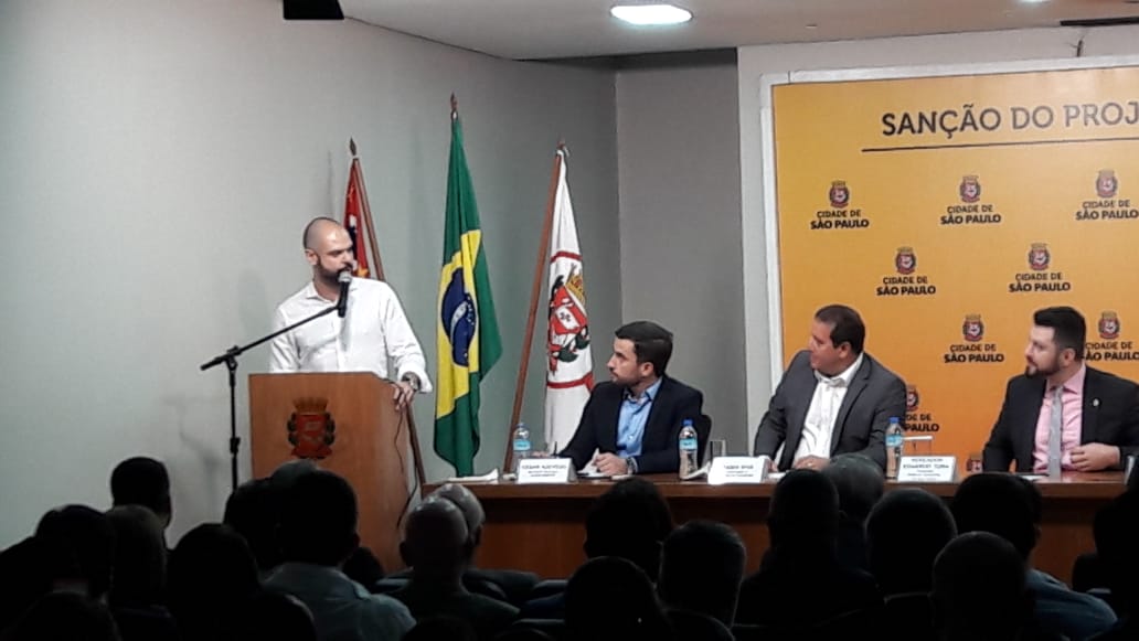 Na foto o Prefeito Bruno Covas ao lado de outras autoridades de são paulo na mesa da coletiva de imprensa