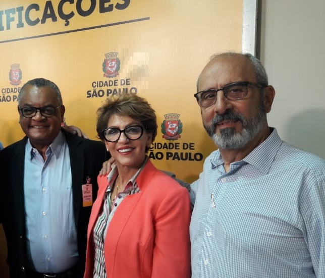 na foto o subprefeito edson marques ao lado de outras duas pessoas 