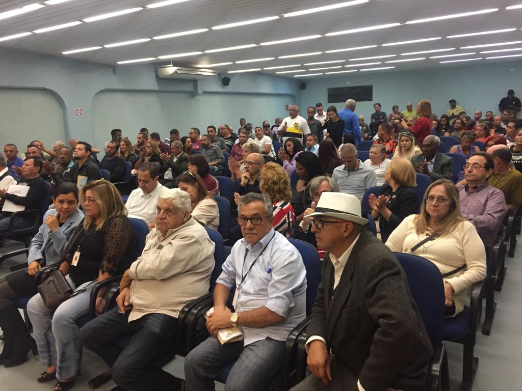 A foto mostra cerca de 250 municies sentados no auditório da sub são miguel paulista 