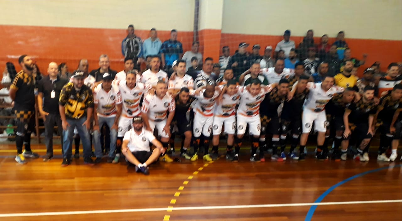 Na imagem mostra a equipe de Baloeiros Futsal perfilada dentro da quadra posando para a foto
