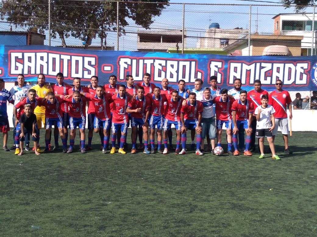  A equipe Associação Atlética Garotos Futebol e Amizade está perfilada dentro de campo posando para a  foto