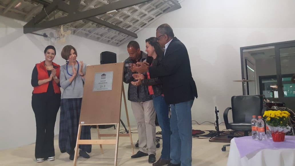 Autoridades no palco batendo palma para a entrega da placa