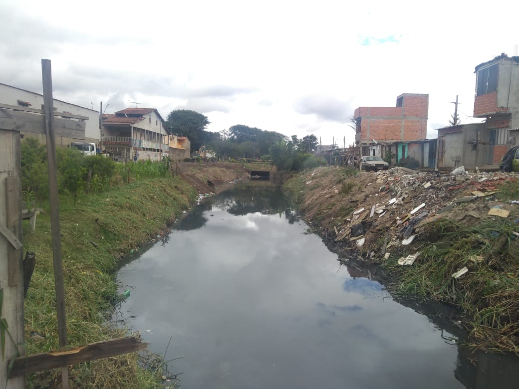 A foto mostra o córrego da água vermelha em plano aberto