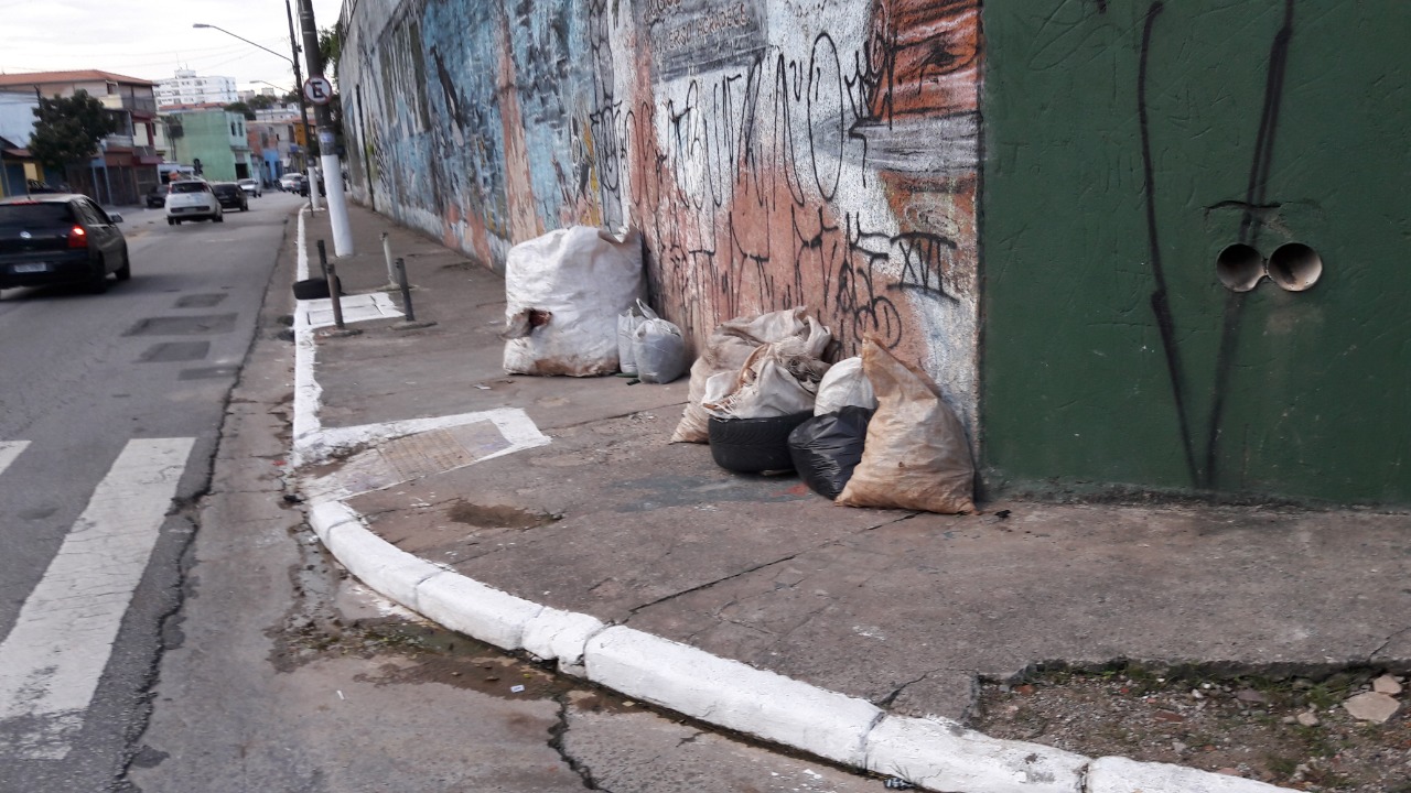 Na foto a Av Afonso Lopes de Baião com muito lixo na calçada 