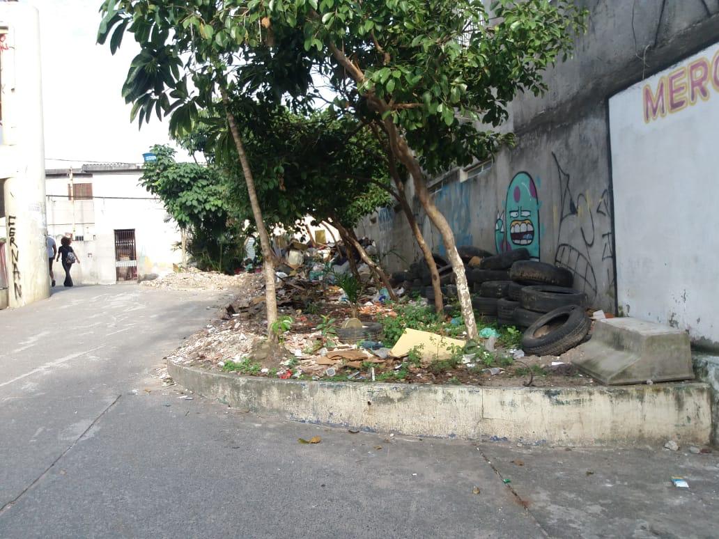 A foto mostra a rua capachos com entulho antes da revitalização 