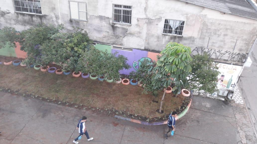 A imagem em plano aberto mostra a rua capachos após a revitalização 