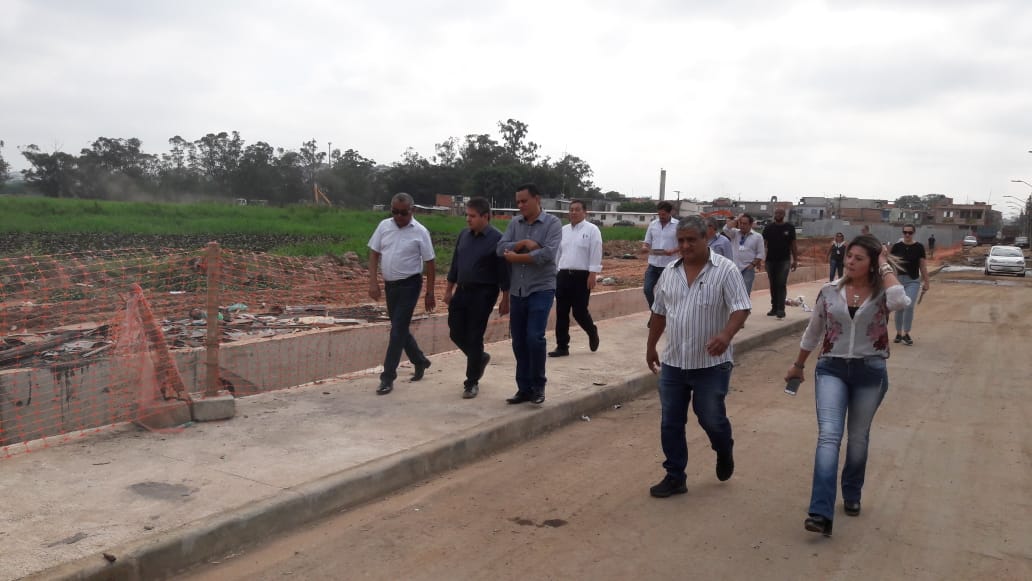 A foto feita em plano aberto mostra o Subprefeito Edson Marques, o Vereador Alessandro, o Secretário Modonezi, juntamente com equipes da Subprefeitura e moradores em uma rua da Vila Itaim 