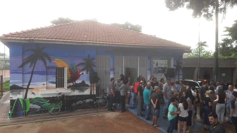 Em plano aberto o Casarão da Vila Mara com nova pintura de paisagem natural. Em ao ao casarão, pessoas estão concentradas aguardando a reinauguração do espaço