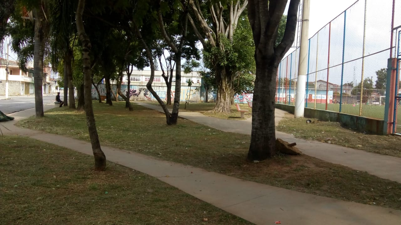 Em plano geral a Praça Craveiro do Campo limpa após os serviços de zeladoria como corte e grama de mato.