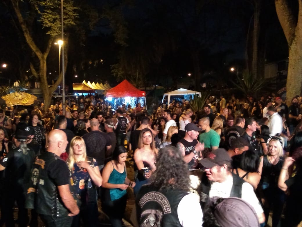 A foto mostra a multidão assistindo ao show no rock concert 