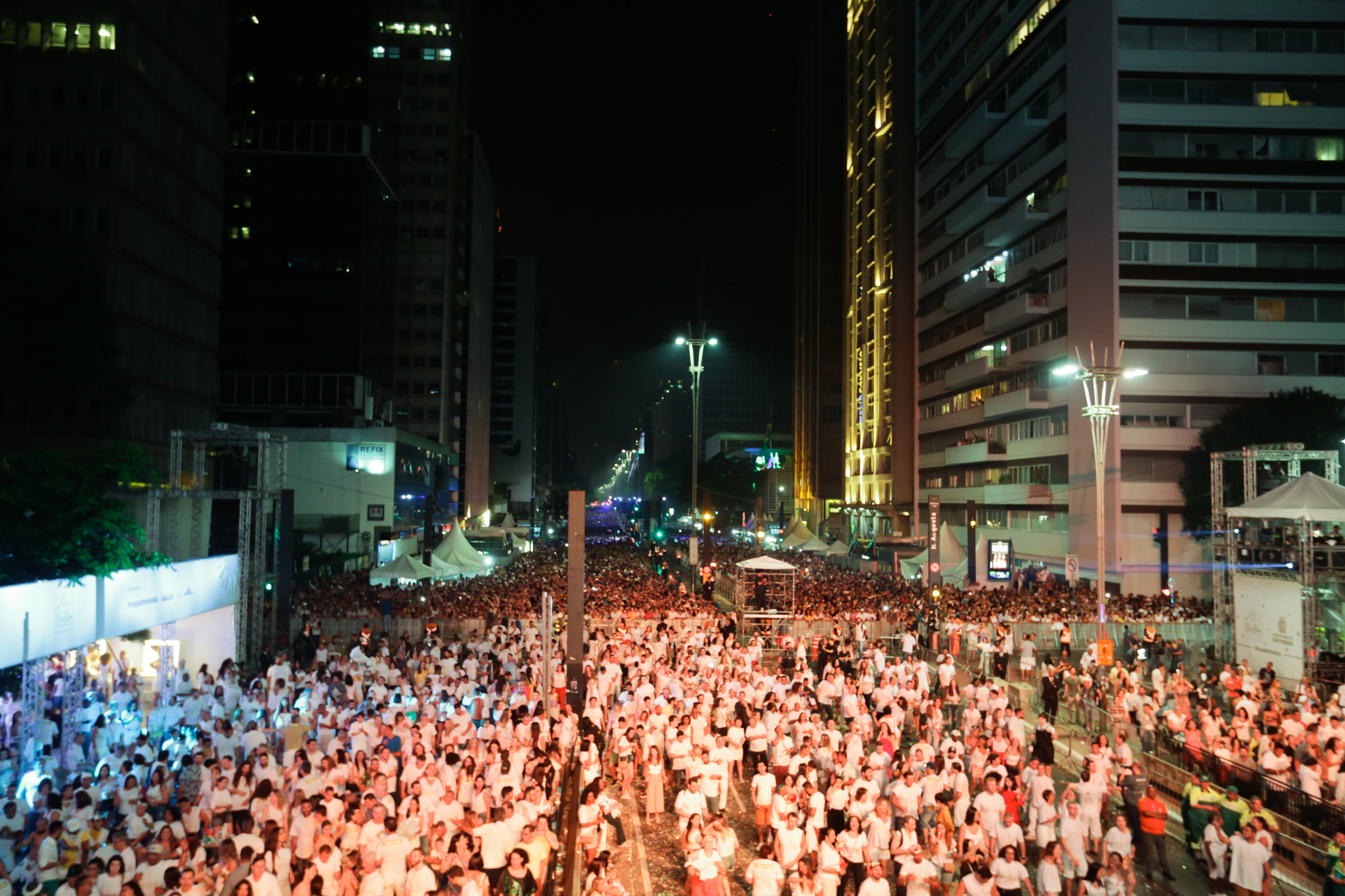 Foto colorida do público na Avenida Paulista