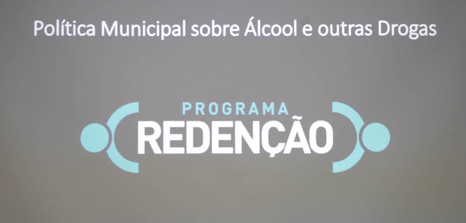slide do programa com fundo cinza e escrito em branco: Programa Redenção. Política Municipal sobre Álcool e outras Drogas