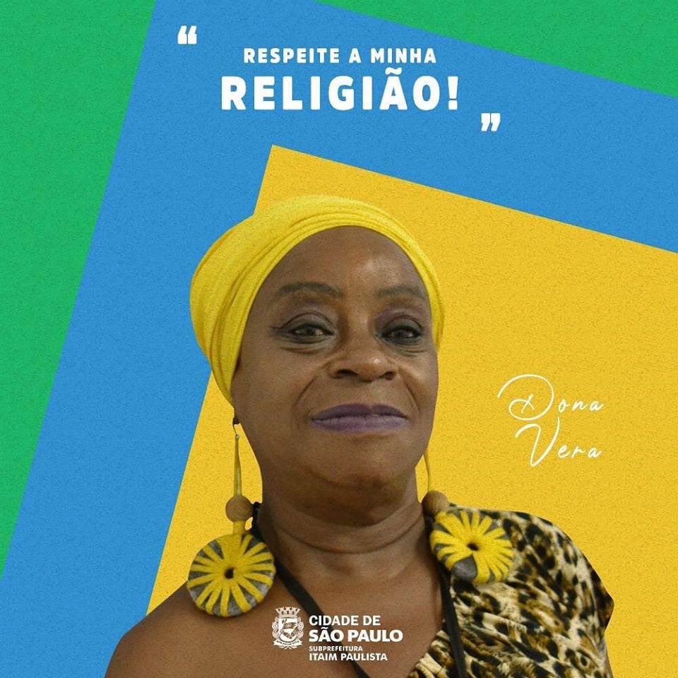 A foto da servidora se destaca no fundo amarelo, azul e verde. Ela usa turbante amarelo vibrante e blusa com estampa de oncinha. Acima de sua cabeça, aparece a frase: "respeite a minha religião". Escrita em letras maiúsculas brancas.