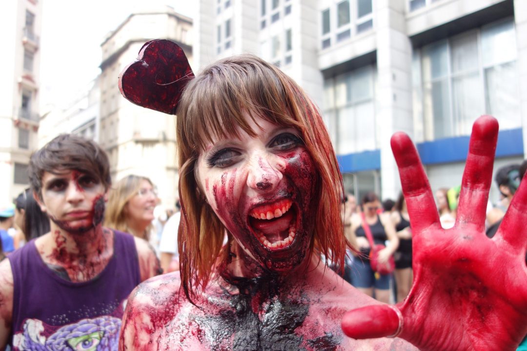 foto colorida de mulher com a cara vermelha parecendo zombie