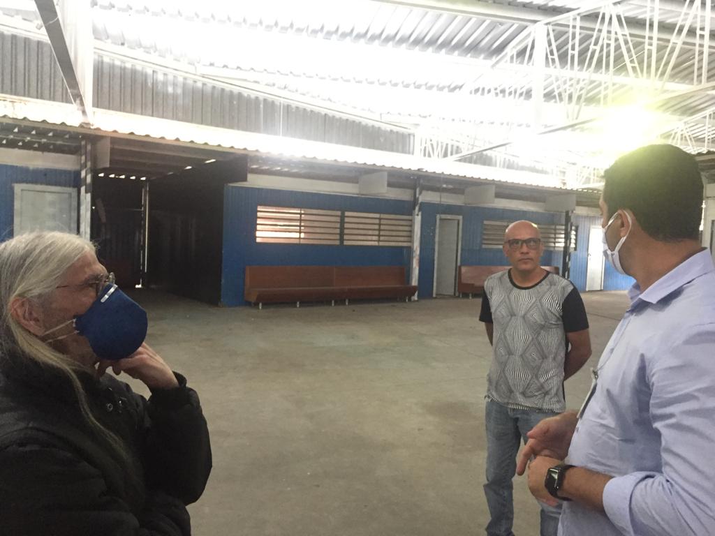 Presidente da Força Cultural conversa com o subprefeito de São Mateus dentro de uma antiga escola de lata, revitalizada. 