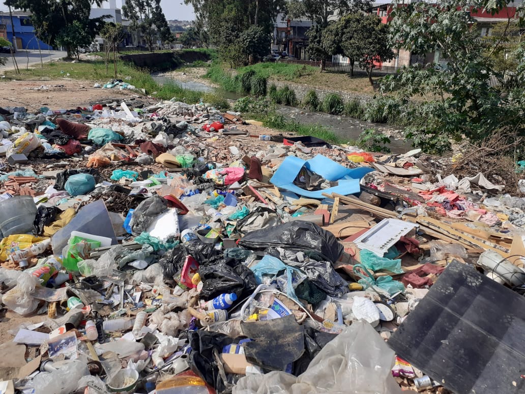 Muito lixo acumulado em região canteira da avenida.