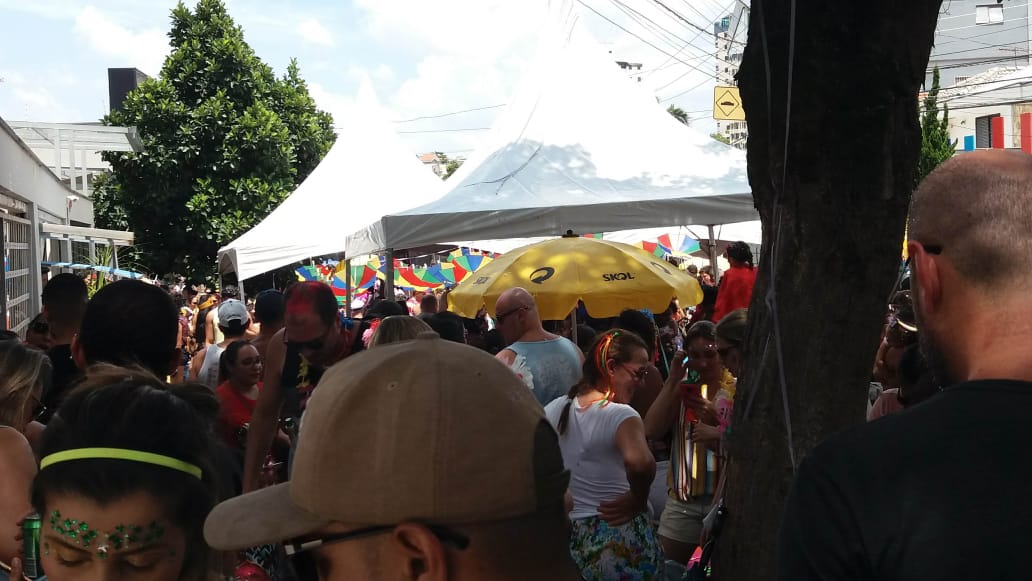 #PraCegoVer visualiza-se a imagem de várias pessoas reunidas em um Carnaval de rua.