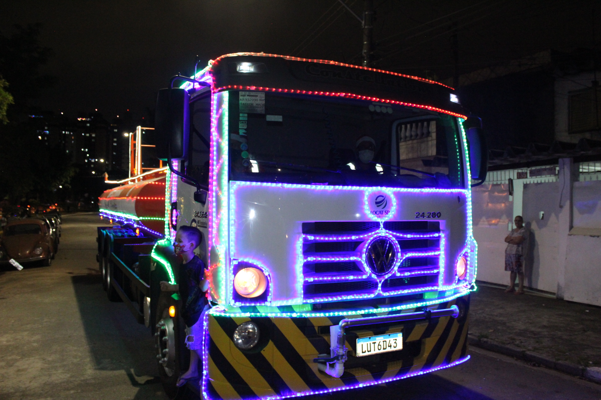 #ParaTodosVerem foto do caminhão de limpeza urbana iluminado com luzes coloridas na praça