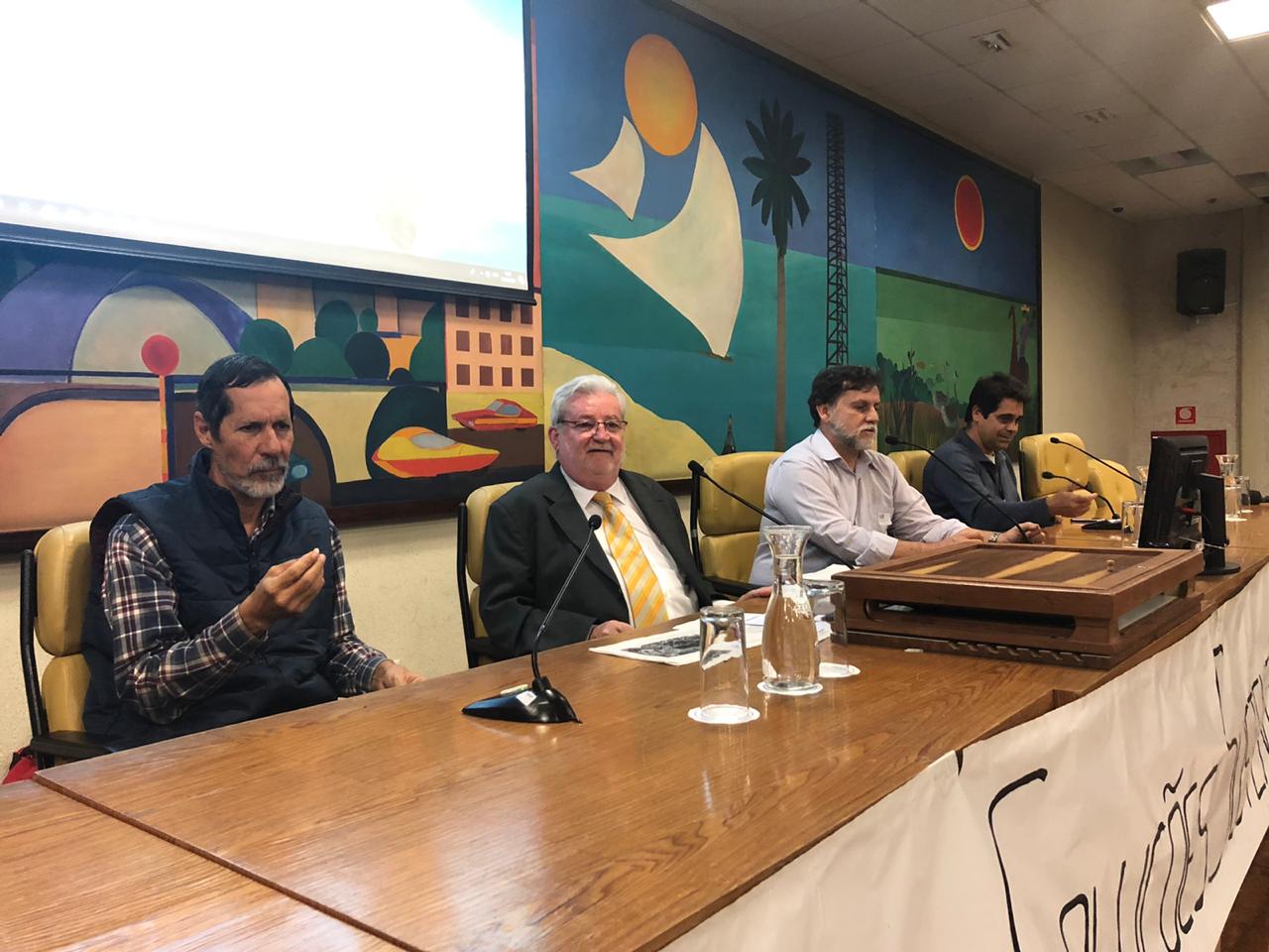 Mesa com os participantes Eduardo Jorge, Gilberto Natalini e André Graziano