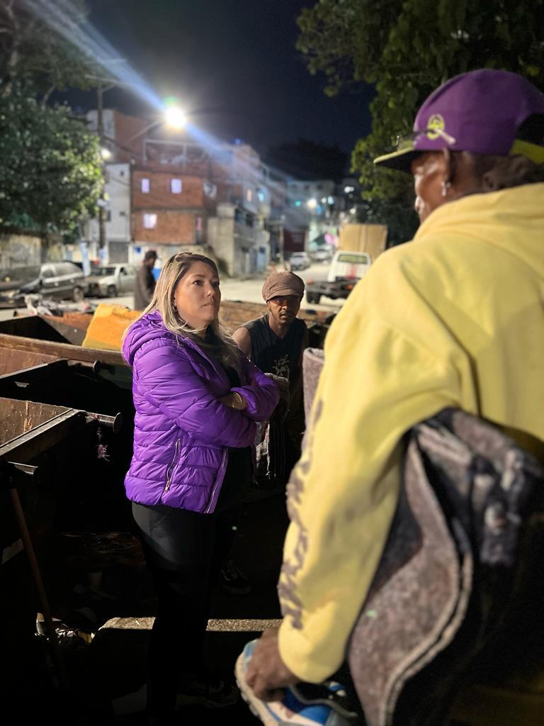 Subprefeita Joseane Possidonio conversa com pessoas em situação de rua. (Foto: Michele Pereira/Subprefeitura Butantã)