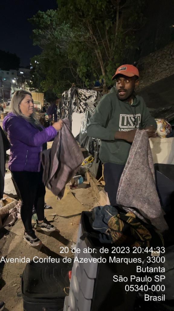 Subprefeita Joseane Possidonio entrega cobertor para homem em situação de rua. (Foto: Michele Pereira/Subprefeitura Butantã)