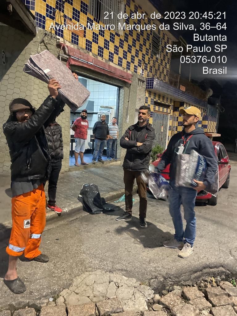 Homem em situação de rua comemora novo cobertor para se proteger do frio. (Foto: Michele Pereira/Subprefeitura Butantã)