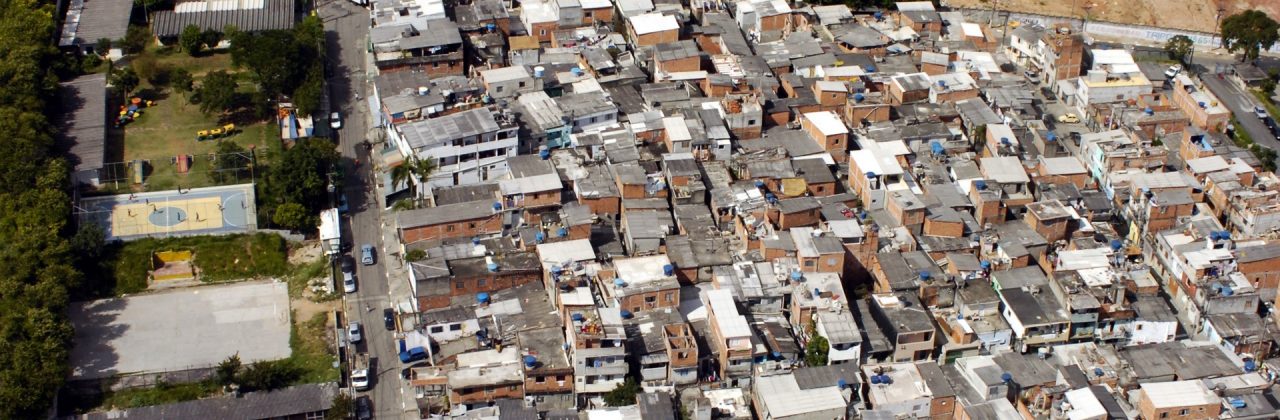 Foto aérea da comunidade São Remo do lado direito está as instalações da Cidade Universitária USP