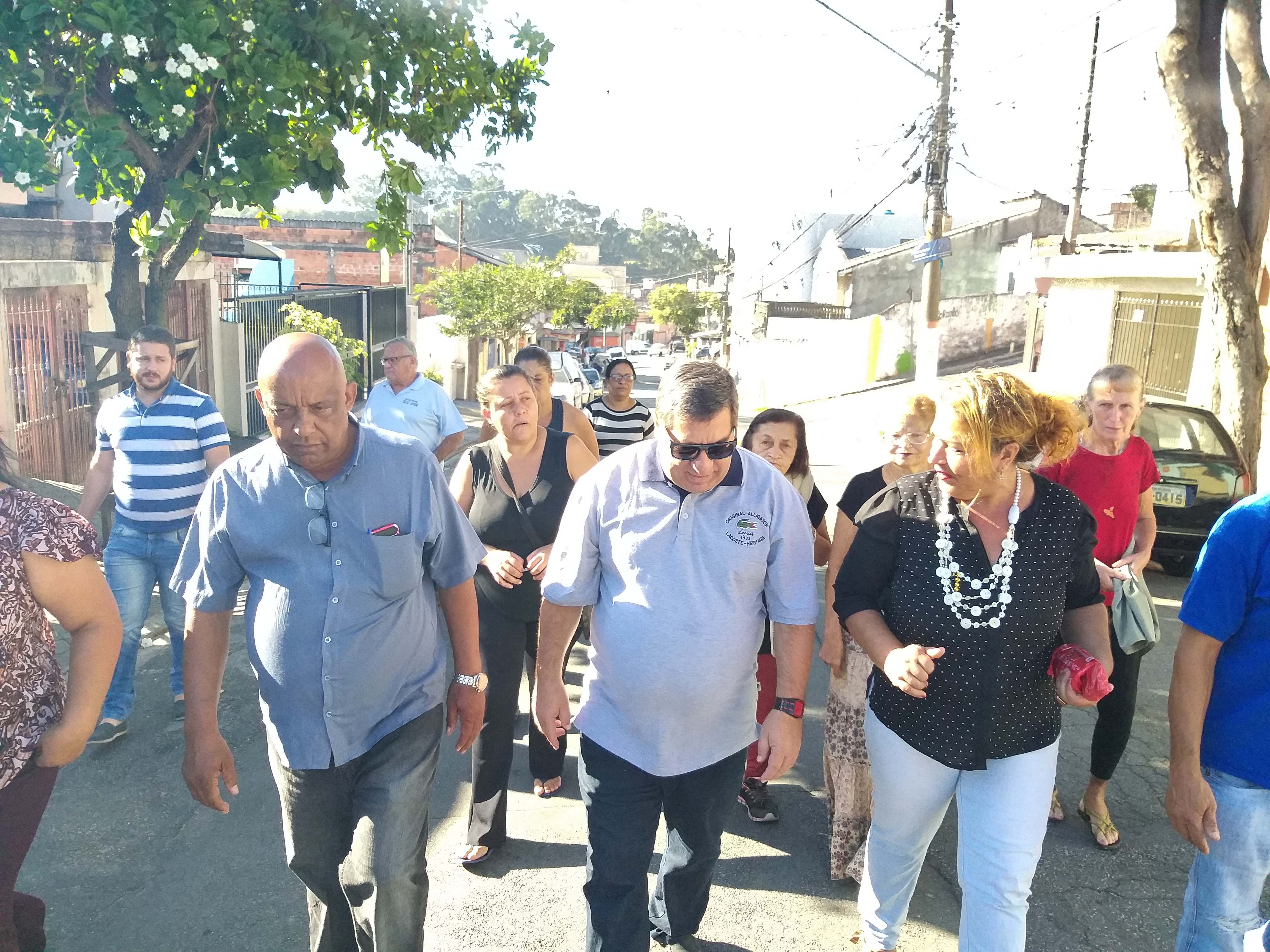 Foto da caminhada do Subprefeito com moradores pelo bairro do Jardim Jaqueline.