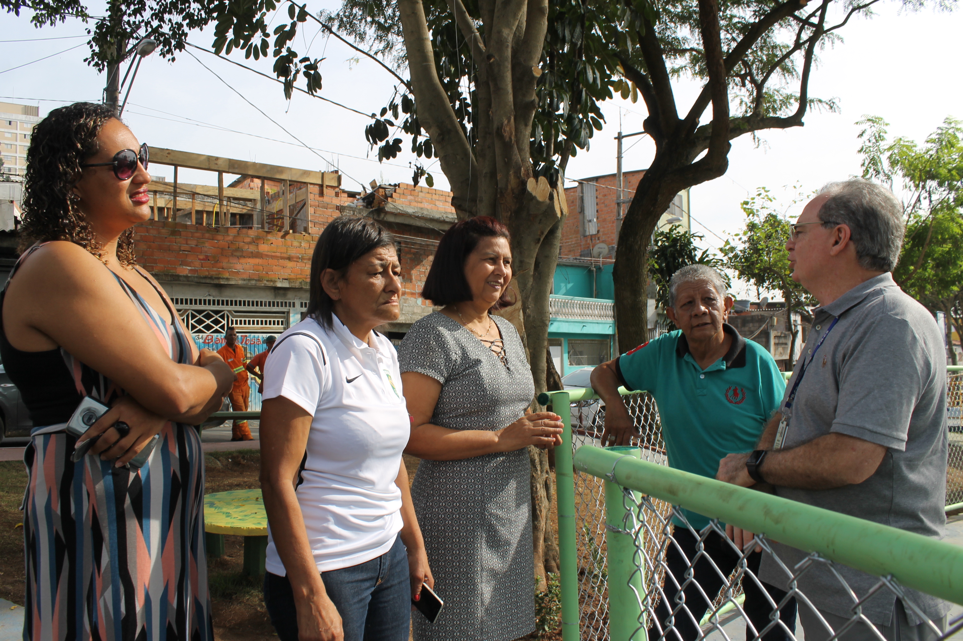 #PraCegoVer - Grupo de pessoas conversam na praça