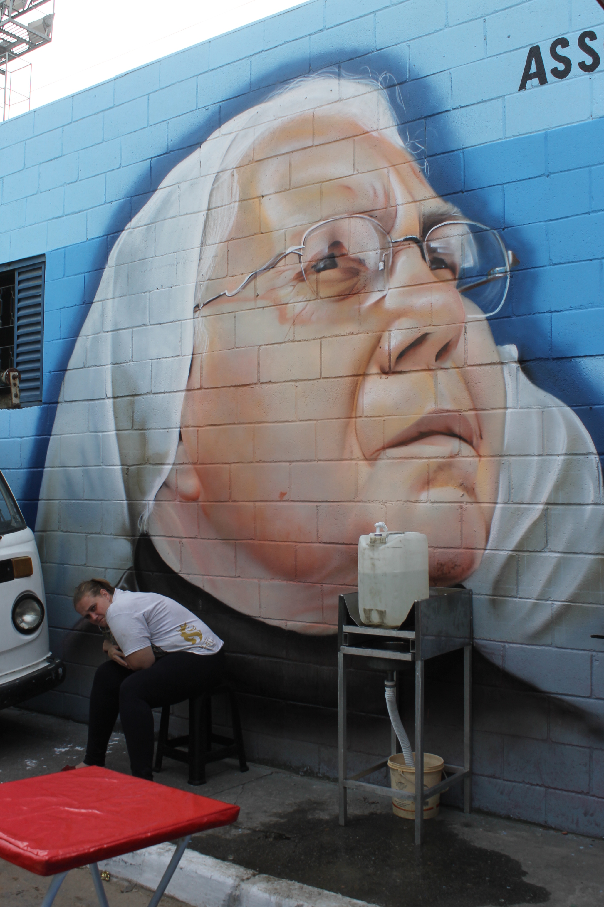 #PraCegoVer - Imagem da Irmã Agostina pintada em mural