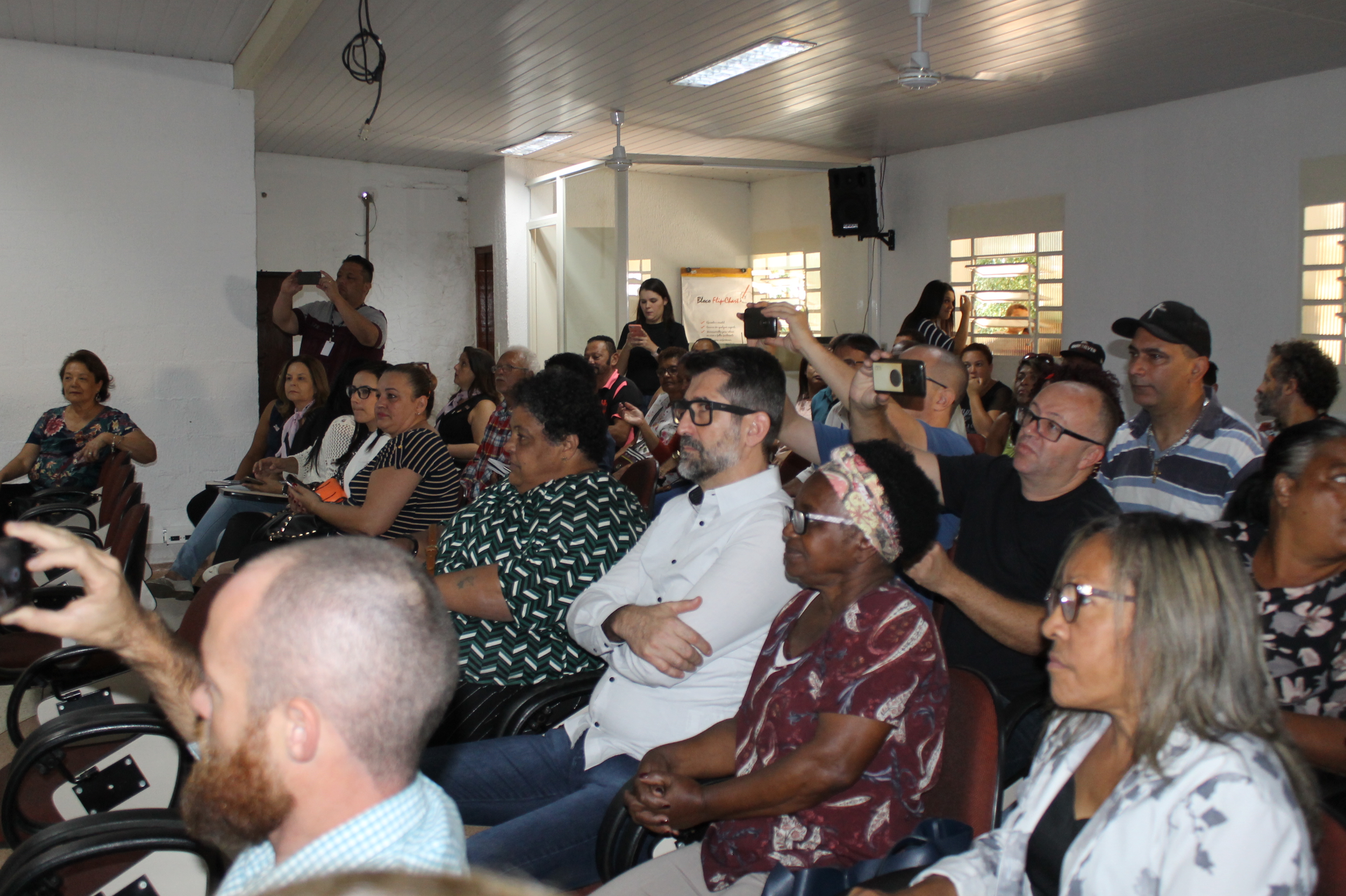 #PraCegoVer - Pessoas no auditório da Subprefeitura Capela do Socorro durante audiência do prefeito Bruno Covas.