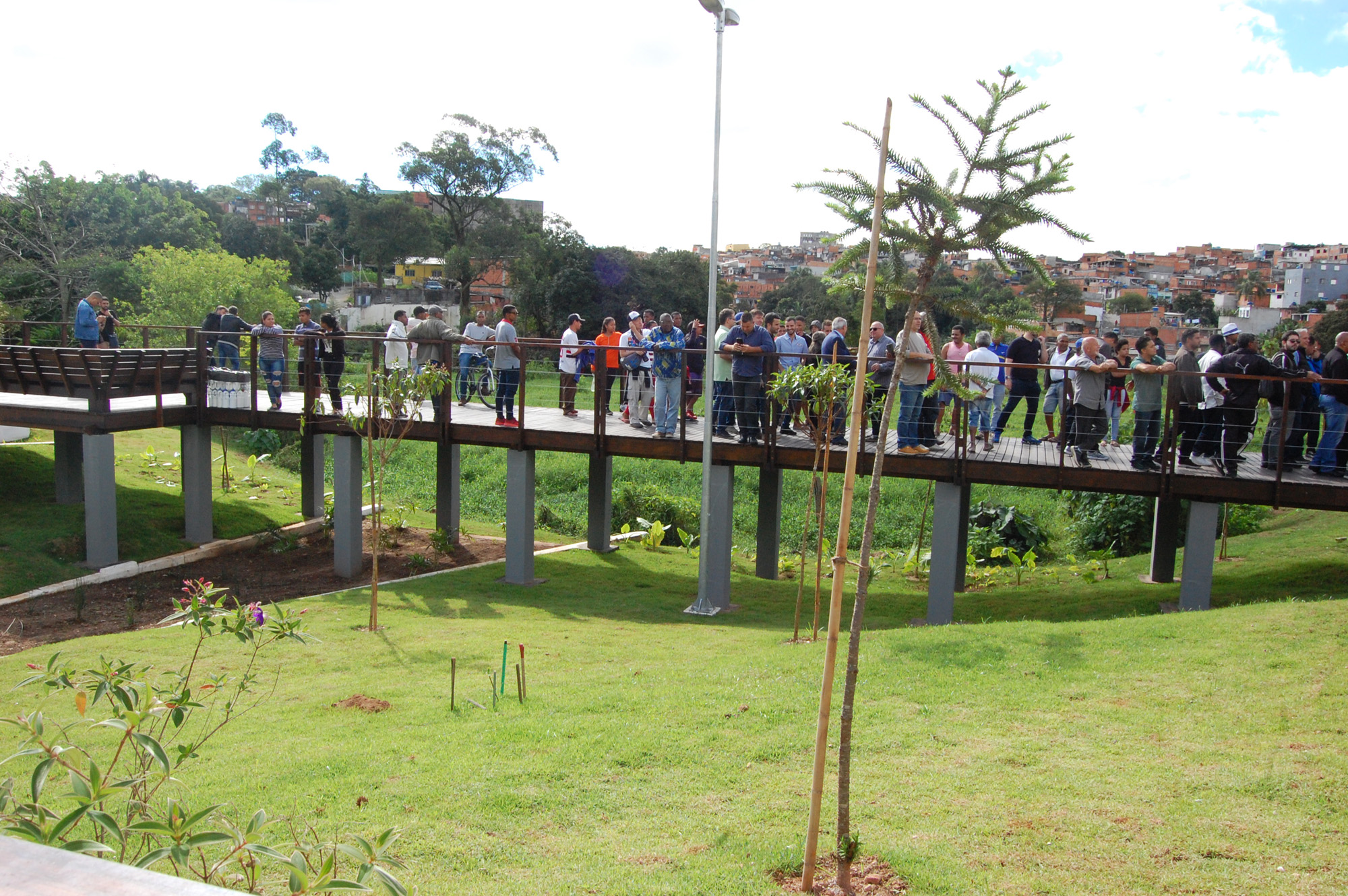 #PraCegoVer - Passarela de madeira no Parque Linear Cantinho do Céu, no dia da entrega à população