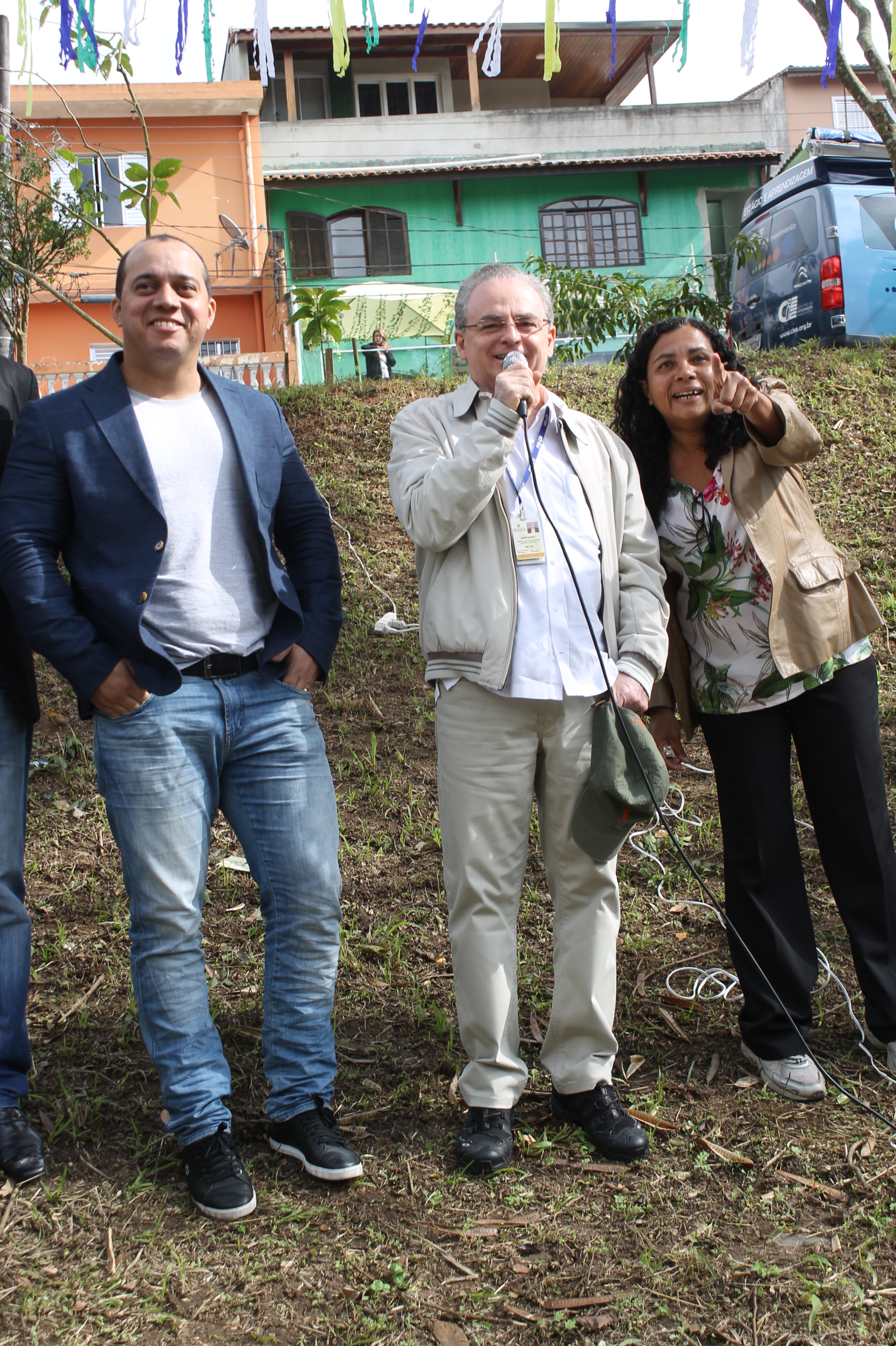 #PraCegoVer – Três pessoas na foto: Abner Silva, representante da vereadora Rute Costa, que dedicou emenda parlamentar para reformar a praça. No centro, o subprefeito João Batista de Santiago discursa. Do lado direito, a liderança Nely Oliveira.