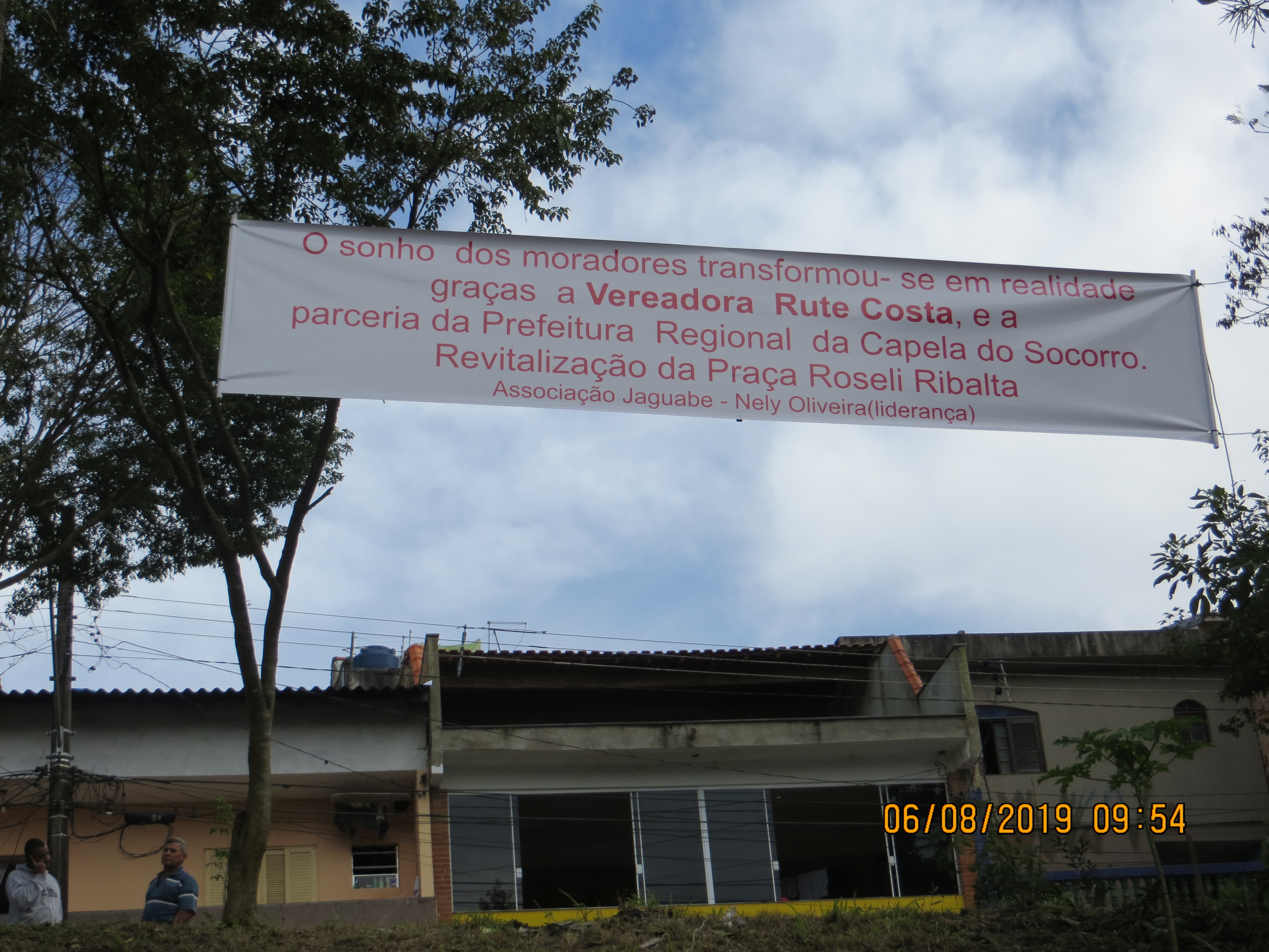 #PraCegoVer – Na faixa branca com letras vermelhas, se lê: 
