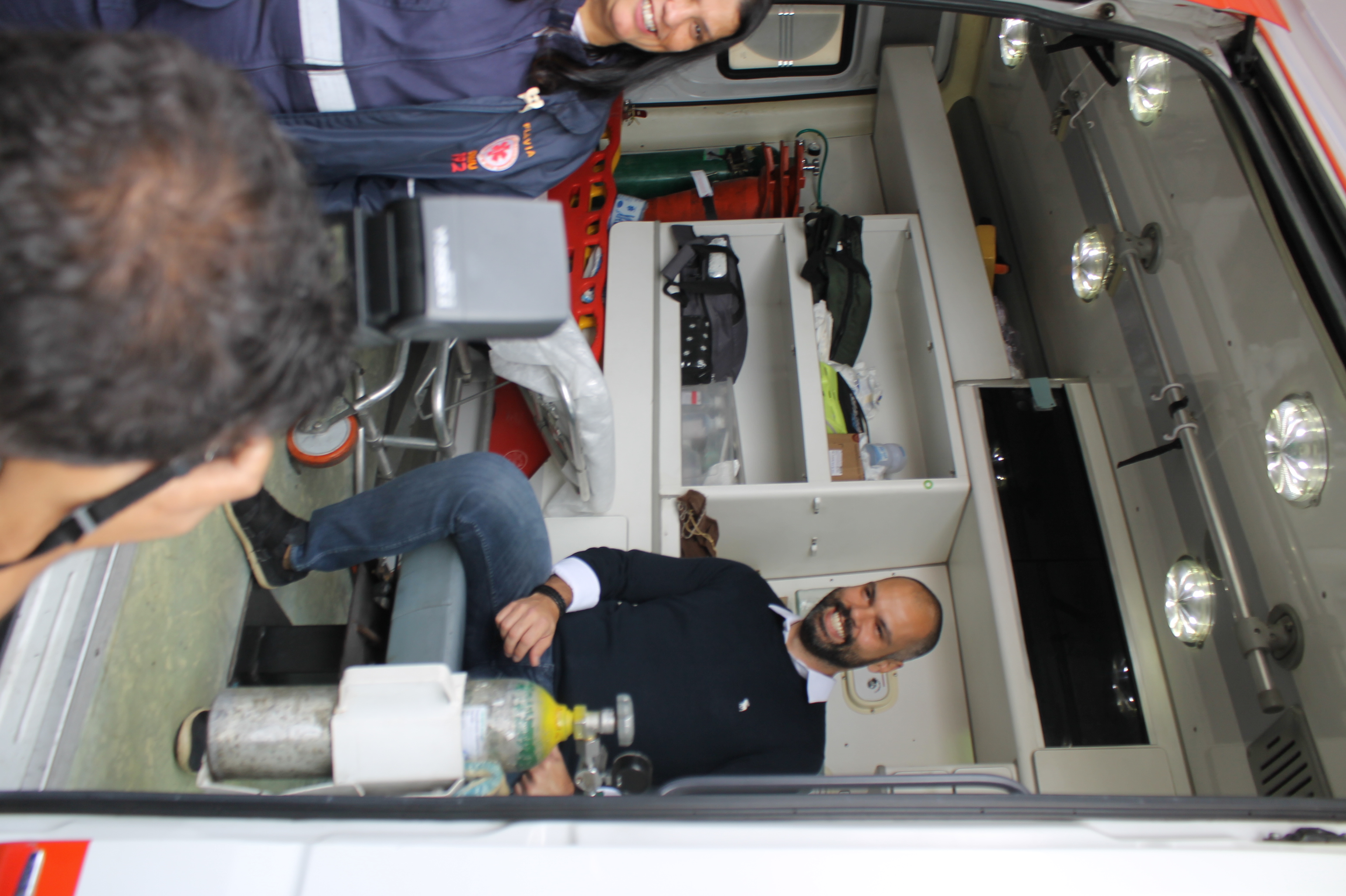 #PraCegoVer - Prefeito Bruno Covas verifica o interior da ambulância do SAMU. Há um tanque de gases medicinais, estantes com aparelhos médicos e uma maca vermelha.
