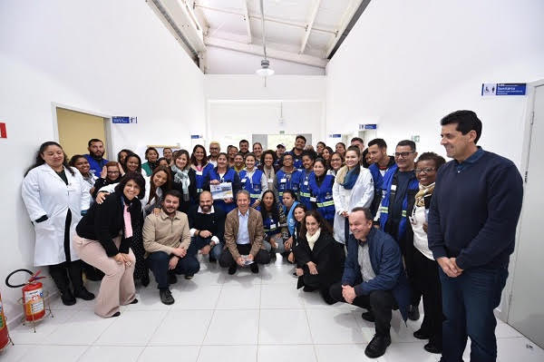 #PraCegoVer - Equipe de funcionários da nova UBS Anchieta: um grupo de 107 pessoas.