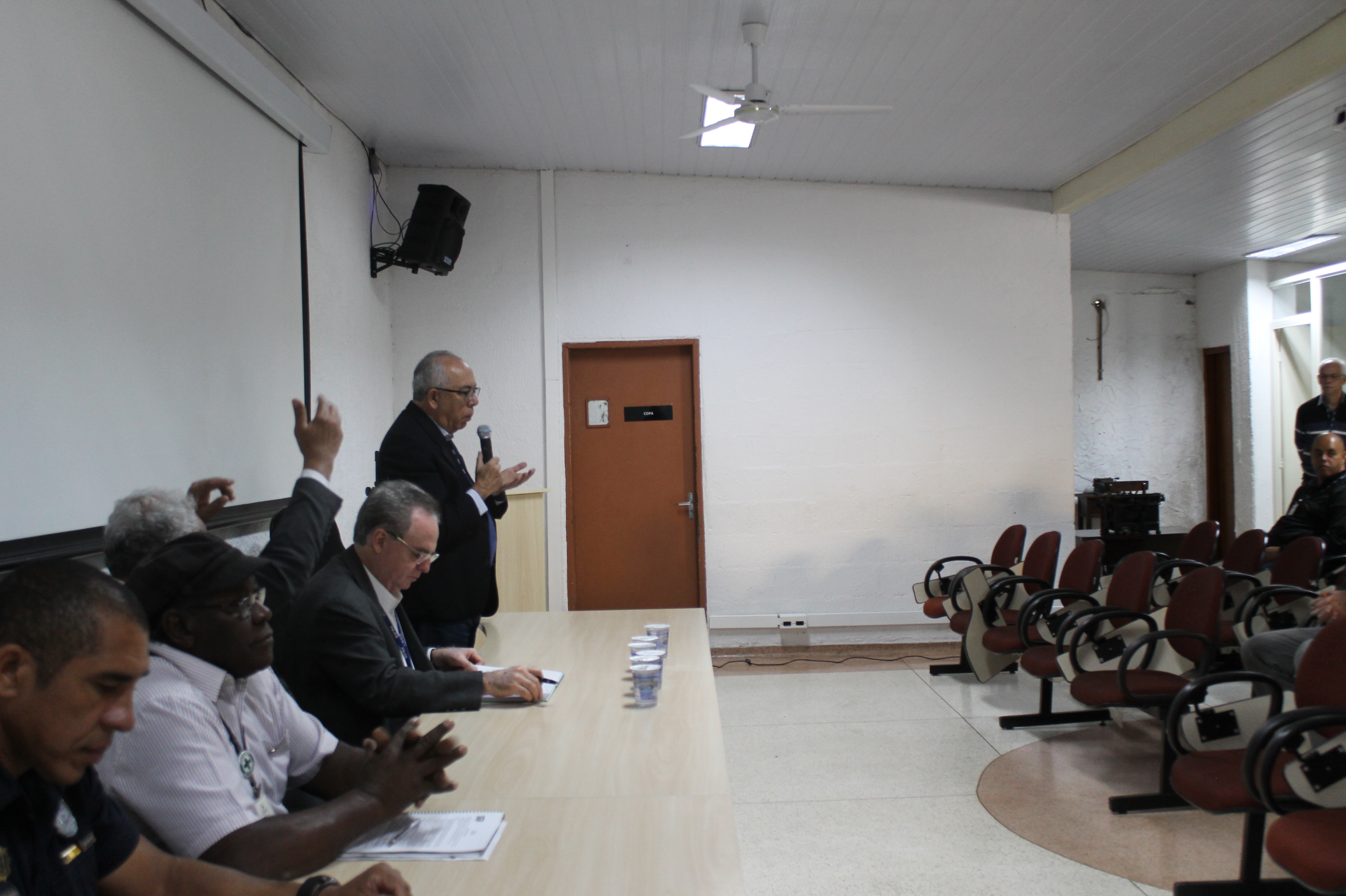 #PraCegoVer - Mesa do encontro: fala o chefe da Coordenadoria de Administração e Finanças (CAF), Andelcio Fernandes.