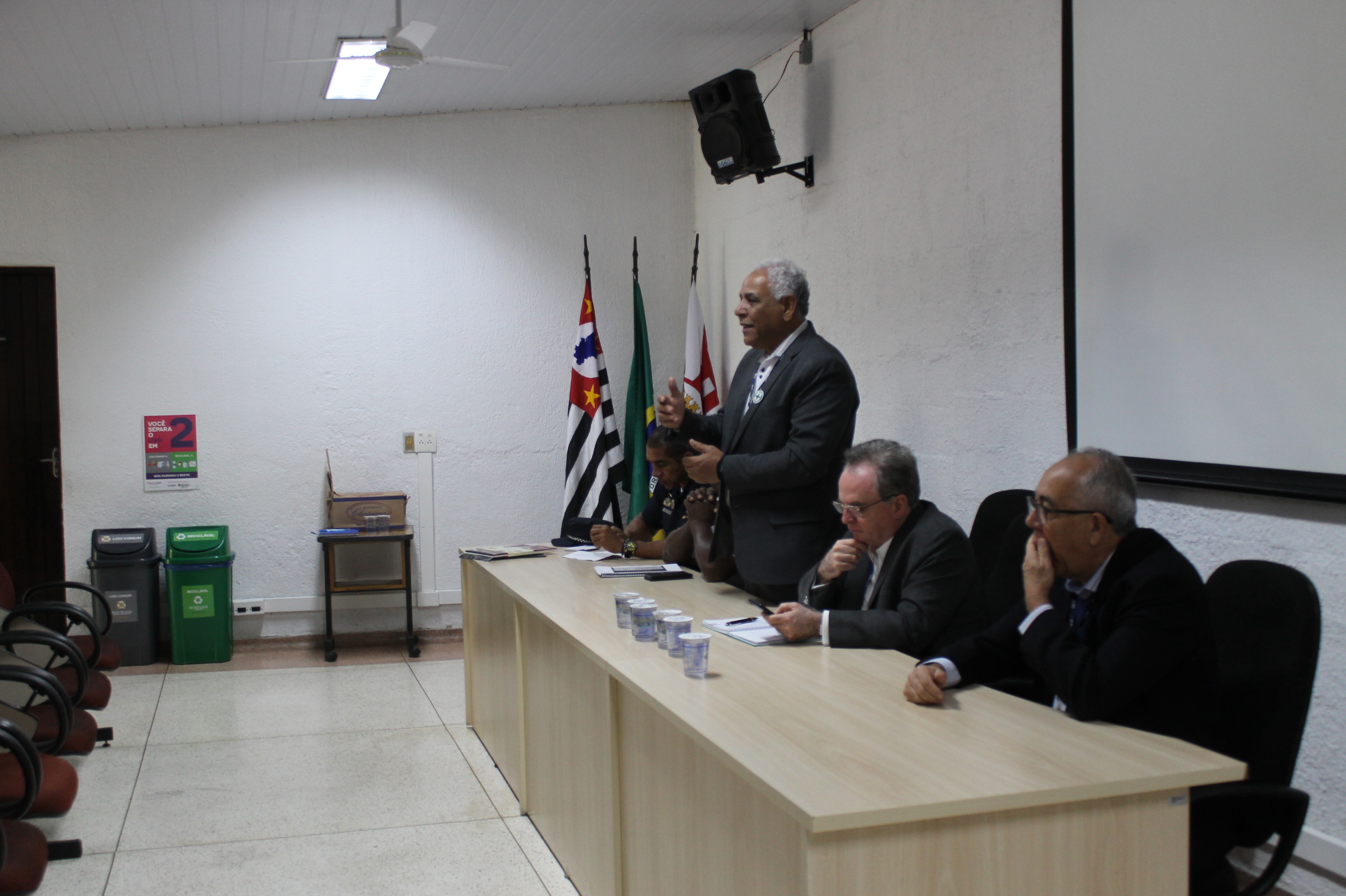 #PraCegoVer - Mesa do encontro: fala o presidente da CIPA da Subprefeitura Capela do Socorro, Nelson Catarino.