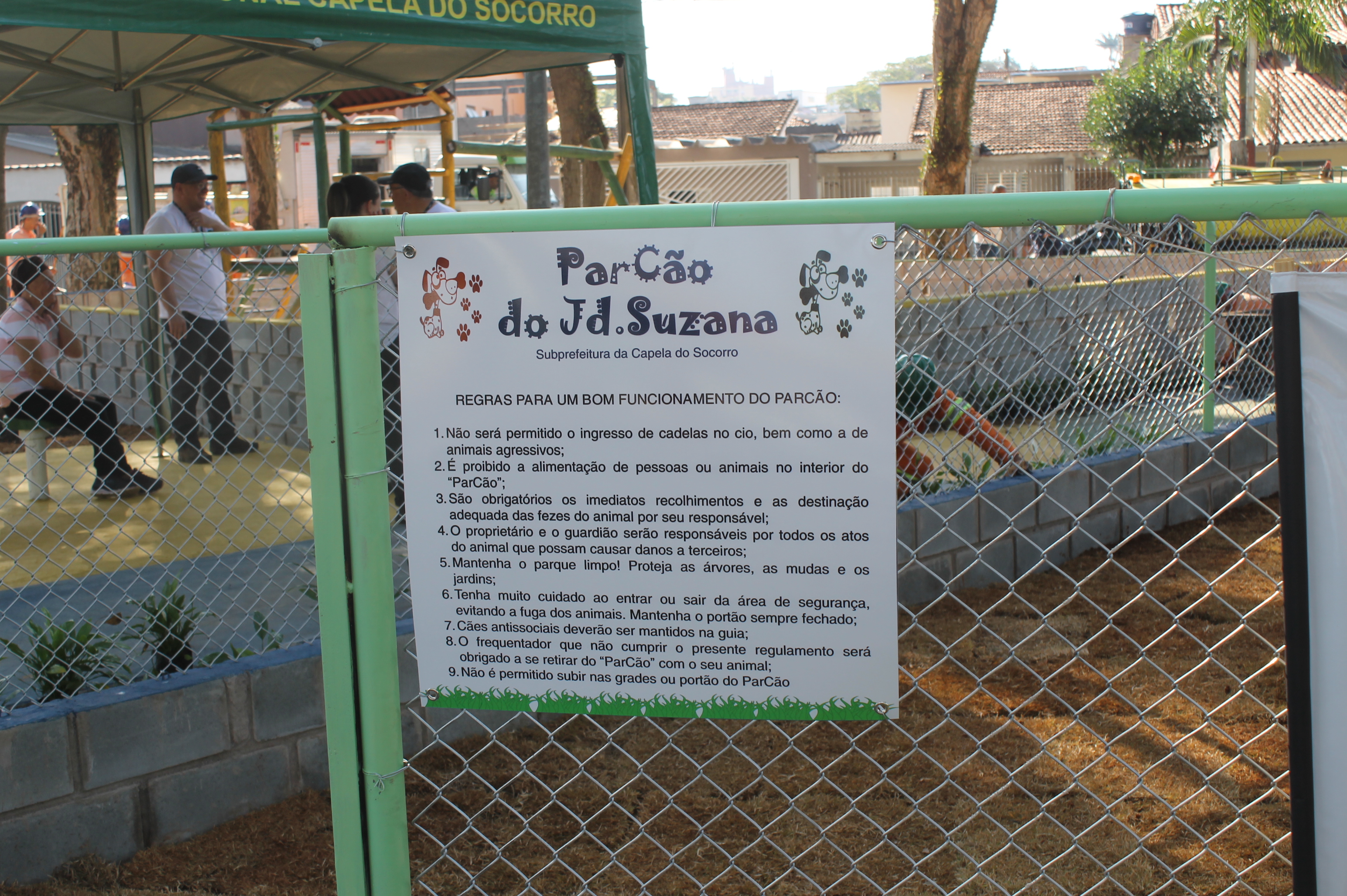 #PraCegoVer - Entrada do ParCão, o parque para Cães do Jardim Suzana, com placa em que se estabelecem as regras para uso do local.