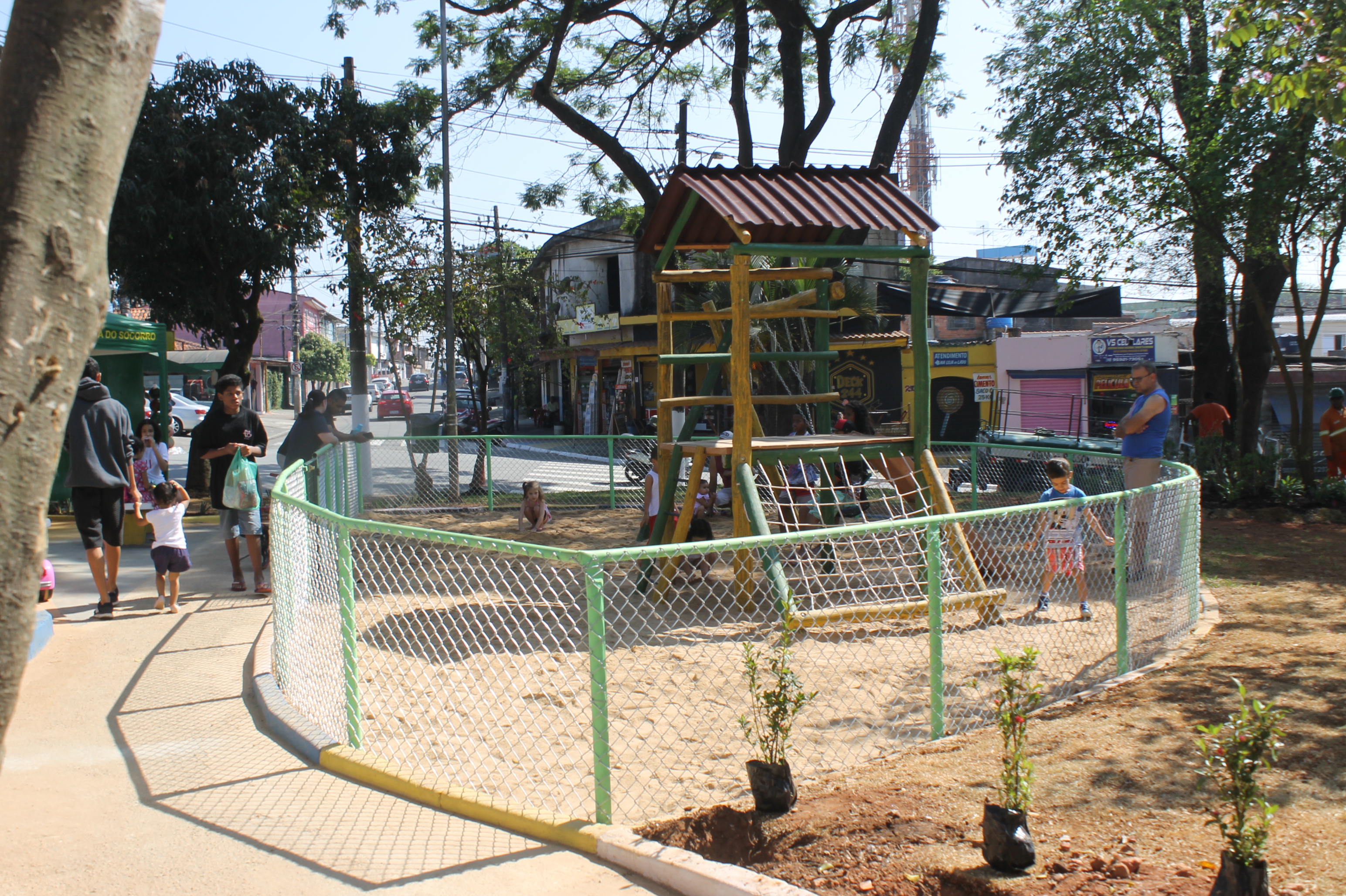 #PraCegoVer - Espaço para crianças, cercado por alambrado, com a Casa do Tarzan no centro.