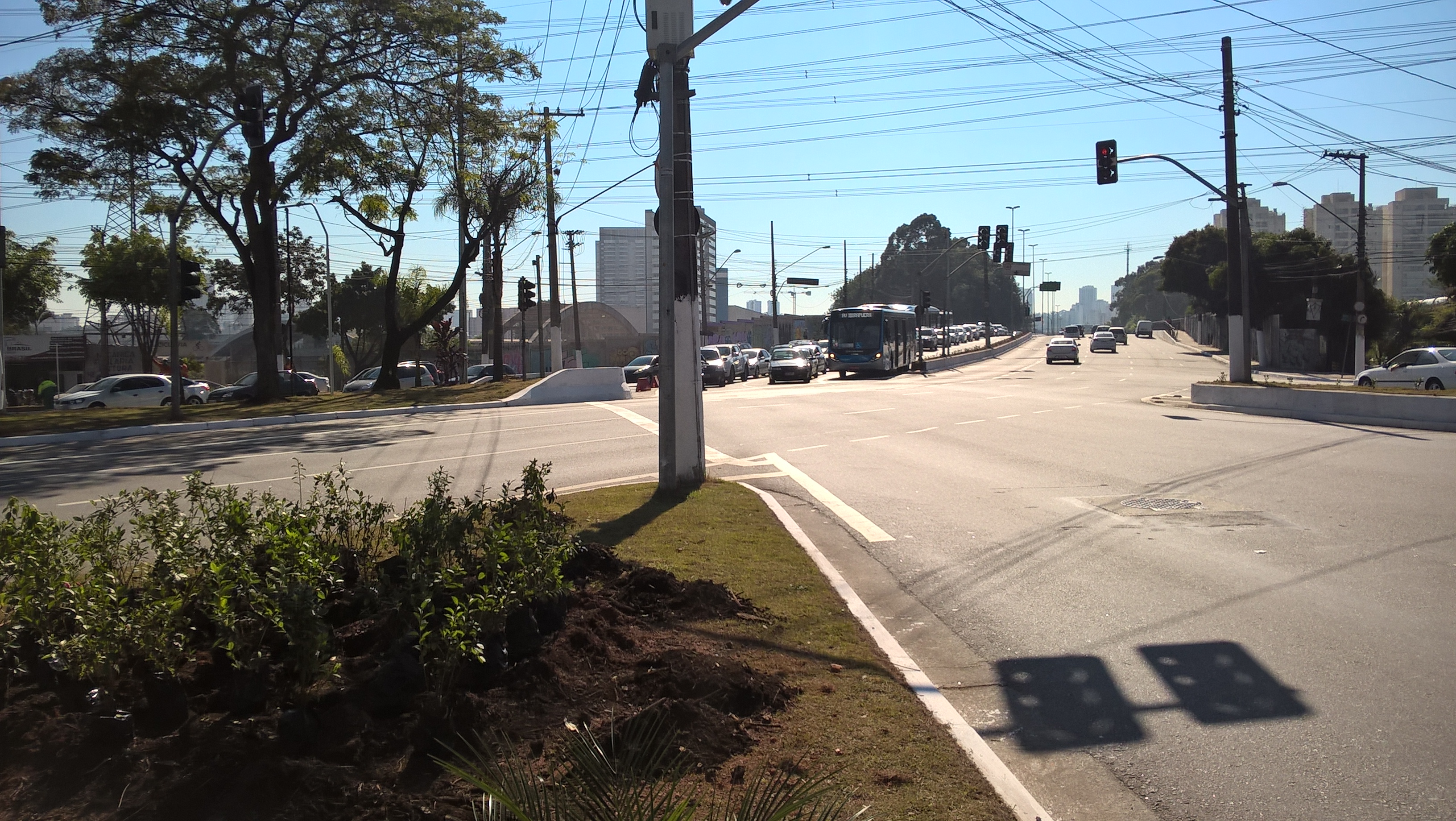 #PraCegoVer - Largo de Socorro nos dias atuais: vista em direção à ponte do Socorro.