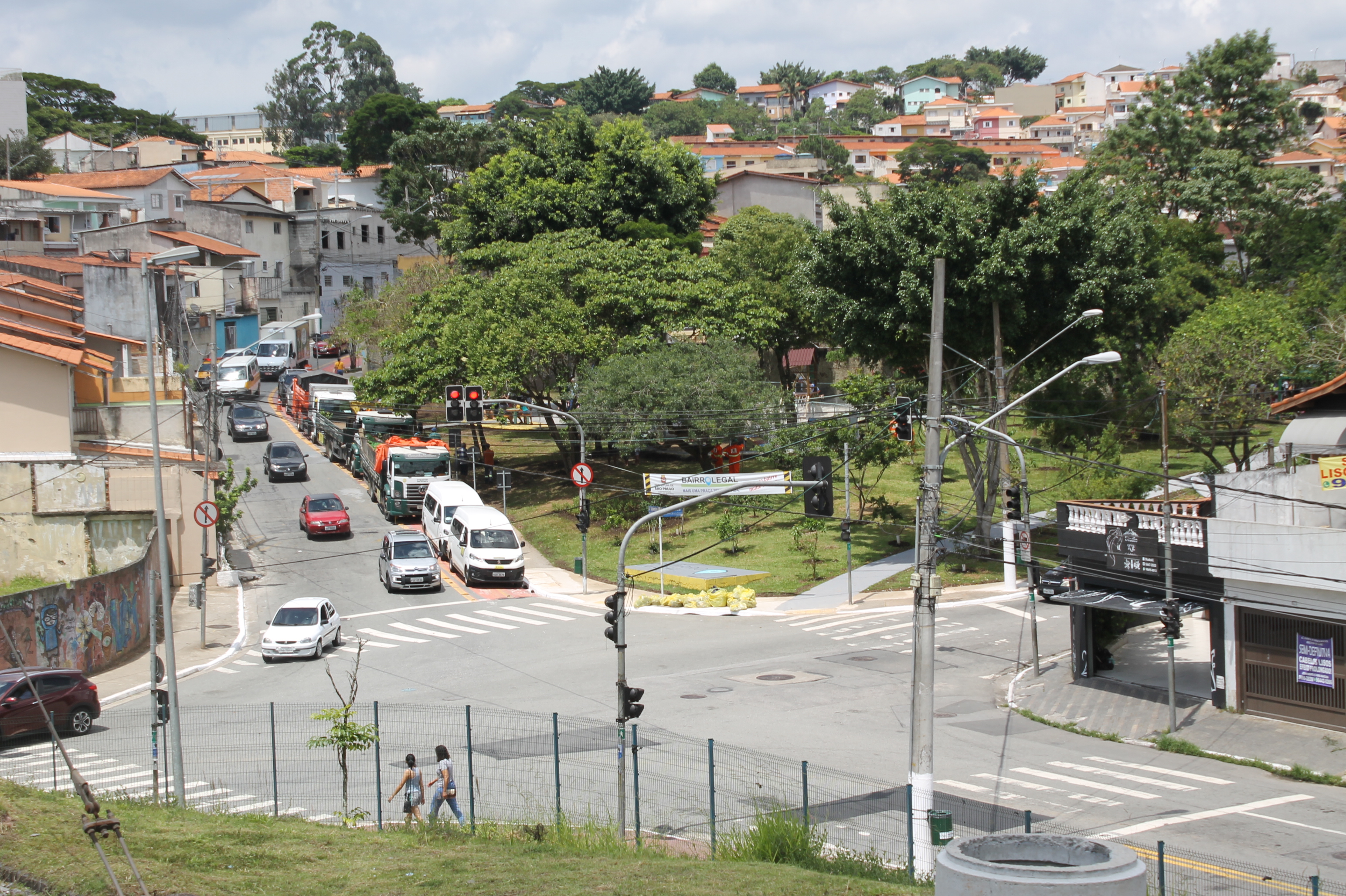 #PraCegoVer - Vista aérea da praça Geraldo Sylvestre Pacheco. A praça é bem arborizada e fica perto da estação Autódromo da CPTM, de onde a foto foi feita.