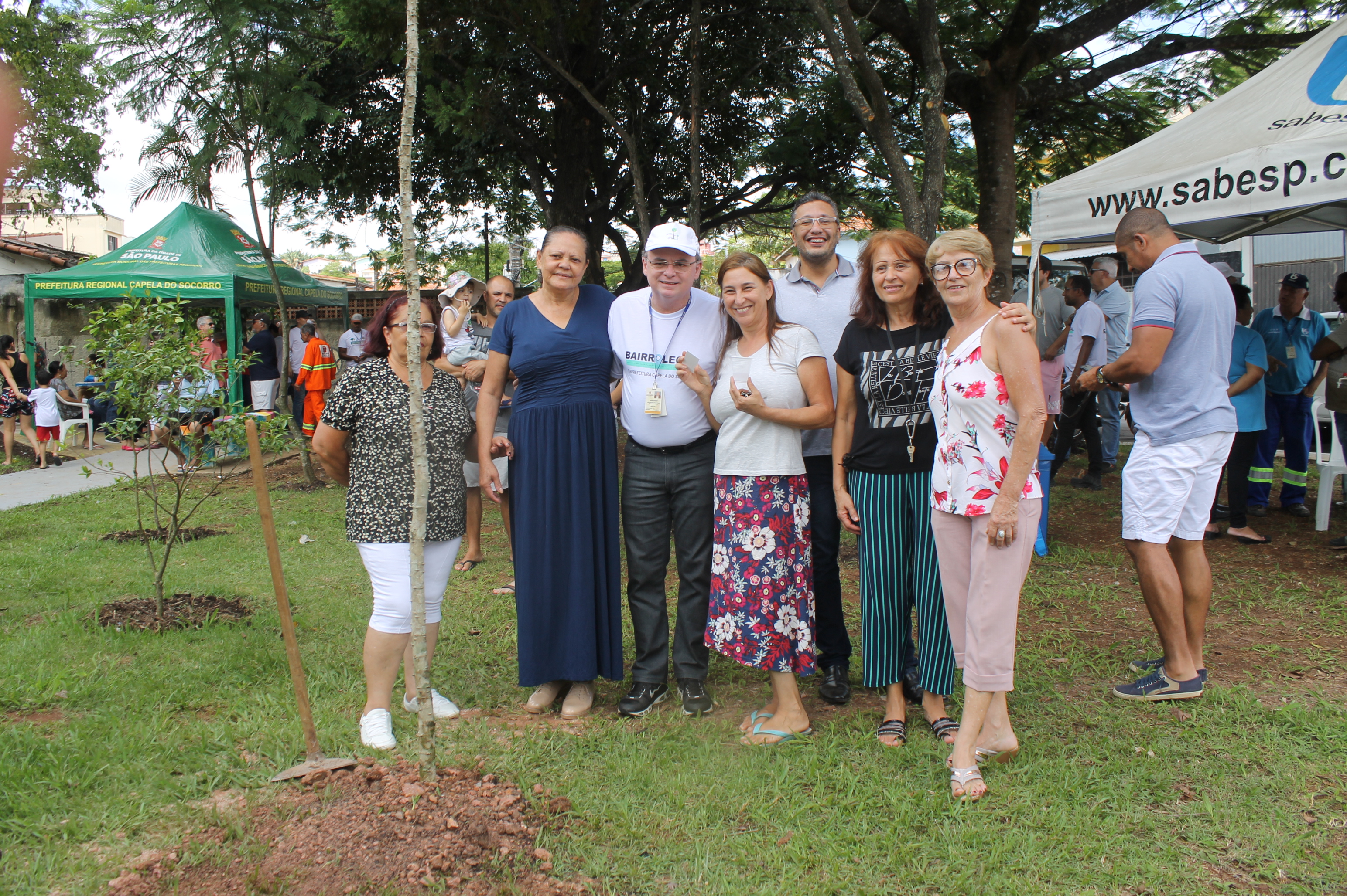 #PraCegoVer - O subprefeito João Batista de Santiago (terceiro a partir da esquerda) com moradores da vizinhança da praça.