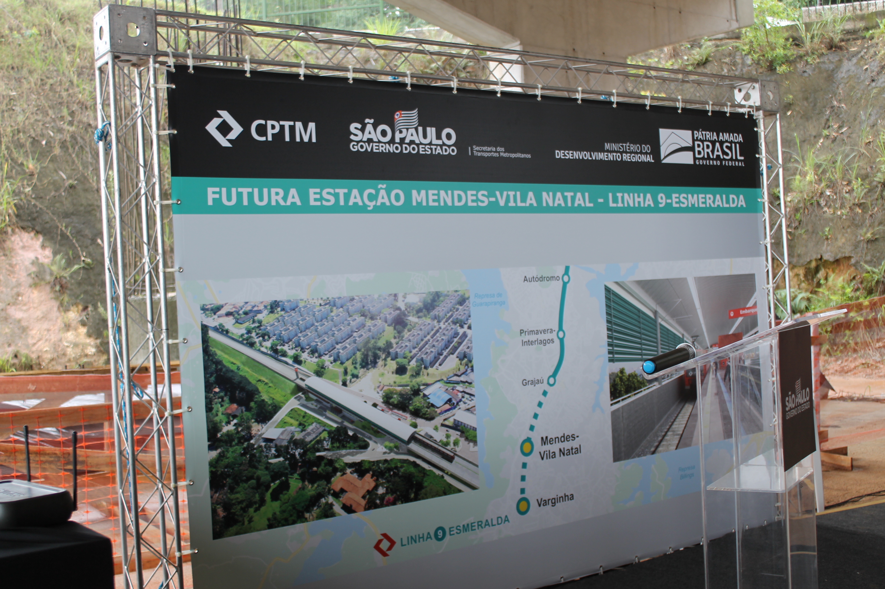 #PraCegoVer - Painel mostrando em fotos e em gráfico a extensão da linha 9-Esmeralda — da estação Grajaú para Mendes-Vila Natal e Varginha.